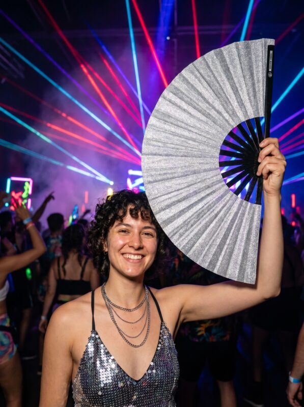 Festival Fan in zilver met glitter, een sprankelend accessoire voor raves en CSD